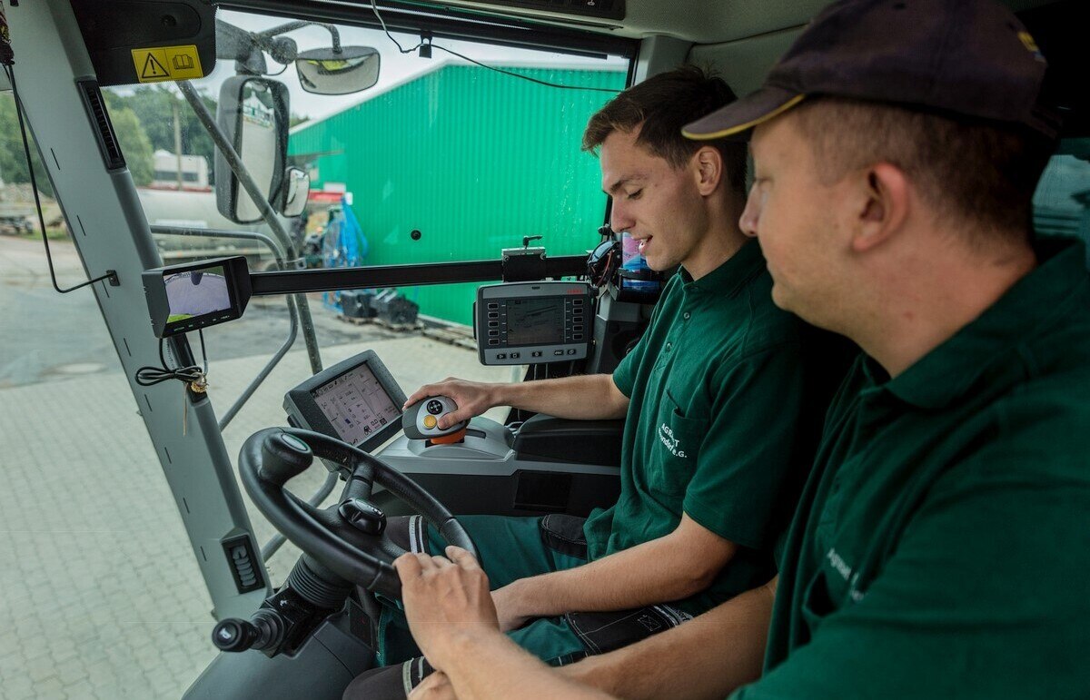 Zwei Menschen in einem Traktor